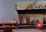 Image Traverser le centre commercial de comté dans les années 1950 Yonkers New York USA, 1958, de la seconde 8 séquences d'archives historiques vidéo 65675029792