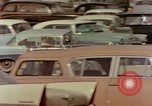 Image Traverser le centre commercial de comté dans les années 1950 Yonkers New York USA, 1958, de la seconde 18 séquences d'archives historiques vidéo 65675029792