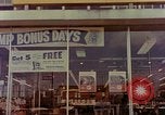 Image Traverser le centre commercial de comté dans les années 1950 Yonkers New York USA, 1958, de la seconde 34 séquences d'archives historiques vidéo 65675029792