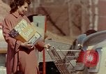 Image Traverser le centre commercial de comté dans les années 1950 Yonkers New York USA, 1958, de la seconde 46 séquences d'archives historiques vidéo 65675029792