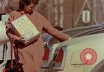 Image Traverser le centre commercial de comté dans les années 1950 Yonkers New York USA, 1958, de la seconde 47 séquences d'archives historiques vidéo 65675029792
