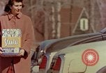 Image Traverser le centre commercial de comté dans les années 1950 Yonkers New York USA, 1958, de la seconde 49 séquences d'archives historiques vidéo 65675029792