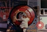 Image Traverser le centre commercial de comté dans les années 1950 Yonkers New York USA, 1958, de la seconde 58 séquences d'archives historiques vidéo 65675029792