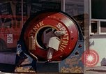 Image Traverser le centre commercial de comté dans les années 1950 Yonkers New York USA, 1958, de la seconde 61 séquences d'archives historiques vidéo 65675029792