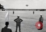 Standbild Landung und masting Luftschiff United States USA, 1957, aus Sekunde 13 historischem Filmmaterial Videoclip 65675029799
