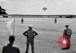 Standbild Landung und masting Luftschiff United States USA, 1957, aus Sekunde 16 historischem Filmmaterial Videoclip 65675029799