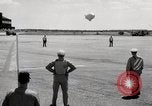 Standbild Landung und masting Luftschiff United States USA, 1957, aus Sekunde 25 historischem Filmmaterial Videoclip 65675029799