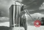 Standbild metallic swimsuits Florida United States USA, 1948, aus Sekunde 4 historischem Filmmaterial Videoclip 65675029887