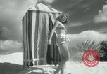 Standbild metallic swimsuits Florida United States USA, 1948, aus Sekunde 5 historischem Filmmaterial Videoclip 65675029887