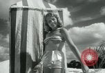 Standbild metallic swimsuits Florida United States USA, 1948, aus Sekunde 7 historischem Filmmaterial Videoclip 65675029887