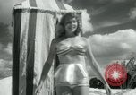 Standbild metallic swimsuits Florida United States USA, 1948, aus Sekunde 8 historischem Filmmaterial Videoclip 65675029887