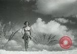 Standbild metallic swimsuits Florida United States USA, 1948, aus Sekunde 9 historischem Filmmaterial Videoclip 65675029887