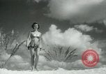 Standbild metallic swimsuits Florida United States USA, 1948, aus Sekunde 10 historischem Filmmaterial Videoclip 65675029887