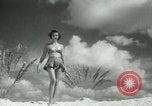 Standbild metallic swimsuits Florida United States USA, 1948, aus Sekunde 11 historischem Filmmaterial Videoclip 65675029887