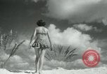 Standbild metallic swimsuits Florida United States USA, 1948, aus Sekunde 12 historischem Filmmaterial Videoclip 65675029887