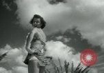 Standbild metallic swimsuits Florida United States USA, 1948, aus Sekunde 14 historischem Filmmaterial Videoclip 65675029887