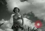Standbild metallic swimsuits Florida United States USA, 1948, aus Sekunde 16 historischem Filmmaterial Videoclip 65675029887