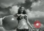 Standbild metallic swimsuits Florida United States USA, 1948, aus Sekunde 21 historischem Filmmaterial Videoclip 65675029887