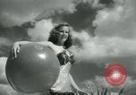 Standbild metallic swimsuits Florida United States USA, 1948, aus Sekunde 22 historischem Filmmaterial Videoclip 65675029887