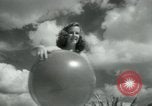 Standbild metallic swimsuits Florida United States USA, 1948, aus Sekunde 23 historischem Filmmaterial Videoclip 65675029887