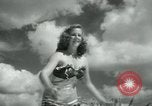 Standbild metallic swimsuits Florida United States USA, 1948, aus Sekunde 24 historischem Filmmaterial Videoclip 65675029887