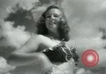 Standbild metallic swimsuits Florida United States USA, 1948, aus Sekunde 25 historischem Filmmaterial Videoclip 65675029887