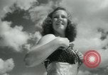 Standbild metallic swimsuits Florida United States USA, 1948, aus Sekunde 26 historischem Filmmaterial Videoclip 65675029887