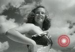 Standbild metallic swimsuits Florida United States USA, 1948, aus Sekunde 27 historischem Filmmaterial Videoclip 65675029887