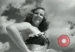 Standbild metallic swimsuits Florida United States USA, 1948, aus Sekunde 29 historischem Filmmaterial Videoclip 65675029887