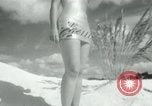 Standbild metallic swimsuits Florida United States USA, 1948, aus Sekunde 30 historischem Filmmaterial Videoclip 65675029887