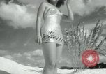Standbild metallic swimsuits Florida United States USA, 1948, aus Sekunde 31 historischem Filmmaterial Videoclip 65675029887