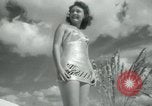 Standbild metallic swimsuits Florida United States USA, 1948, aus Sekunde 32 historischem Filmmaterial Videoclip 65675029887