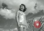 Standbild metallic swimsuits Florida United States USA, 1948, aus Sekunde 33 historischem Filmmaterial Videoclip 65675029887