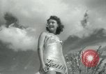 Standbild metallic swimsuits Florida United States USA, 1948, aus Sekunde 34 historischem Filmmaterial Videoclip 65675029887