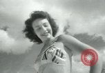 Standbild metallic swimsuits Florida United States USA, 1948, aus Sekunde 35 historischem Filmmaterial Videoclip 65675029887