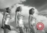 Standbild metallic swimsuits Florida United States USA, 1948, aus Sekunde 39 historischem Filmmaterial Videoclip 65675029887