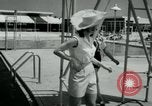 Standbild Designerkleidung Long Island New York USA, 1956, aus Sekunde 20 historischem Filmmaterial Videoclip 65675029893