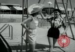 Standbild Designerkleidung Long Island New York USA, 1956, aus Sekunde 21 historischem Filmmaterial Videoclip 65675029893