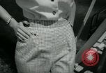Standbild Designerkleidung Long Island New York USA, 1956, aus Sekunde 26 historischem Filmmaterial Videoclip 65675029893