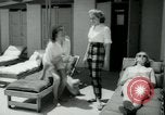 Standbild Designerkleidung Long Island New York USA, 1956, aus Sekunde 32 historischem Filmmaterial Videoclip 65675029893