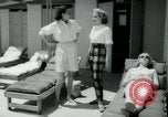 Standbild Designerkleidung Long Island New York USA, 1956, aus Sekunde 33 historischem Filmmaterial Videoclip 65675029893