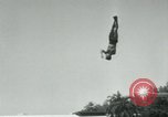 Standbild amerikanische Taucher Palm Springs California USA, 1956, aus Sekunde 27 historischem Filmmaterial Videoclip 65675029894