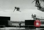 Standbild amerikanische Taucher Palm Springs California USA, 1956, aus Sekunde 52 historischem Filmmaterial Videoclip 65675029894