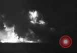 Standbild Vietcong Raketenangriff auf US-Airbase Da Nang Vietnam, 1967, aus Sekunde 15 historischem Filmmaterial Videoclip 65675029937