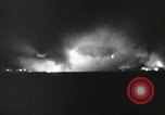 Standbild Vietcong Raketenangriff auf US-Airbase Da Nang Vietnam, 1967, aus Sekunde 39 historischem Filmmaterial Videoclip 65675029937