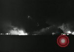 Standbild Vietcong Raketenangriff auf US-Airbase Da Nang Vietnam, 1967, aus Sekunde 45 historischem Filmmaterial Videoclip 65675029937