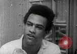 Standbild Huey Newton P Oakland California USA, 1968, aus Sekunde 26 historischem Filmmaterial Videoclip 65675029940