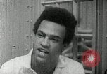 Standbild Huey Newton P Oakland California USA, 1968, aus Sekunde 27 historischem Filmmaterial Videoclip 65675029940