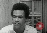 Standbild Huey Newton P Oakland California USA, 1968, aus Sekunde 30 historischem Filmmaterial Videoclip 65675029940