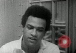 Standbild Huey Newton P Oakland California USA, 1968, aus Sekunde 33 historischem Filmmaterial Videoclip 65675029940